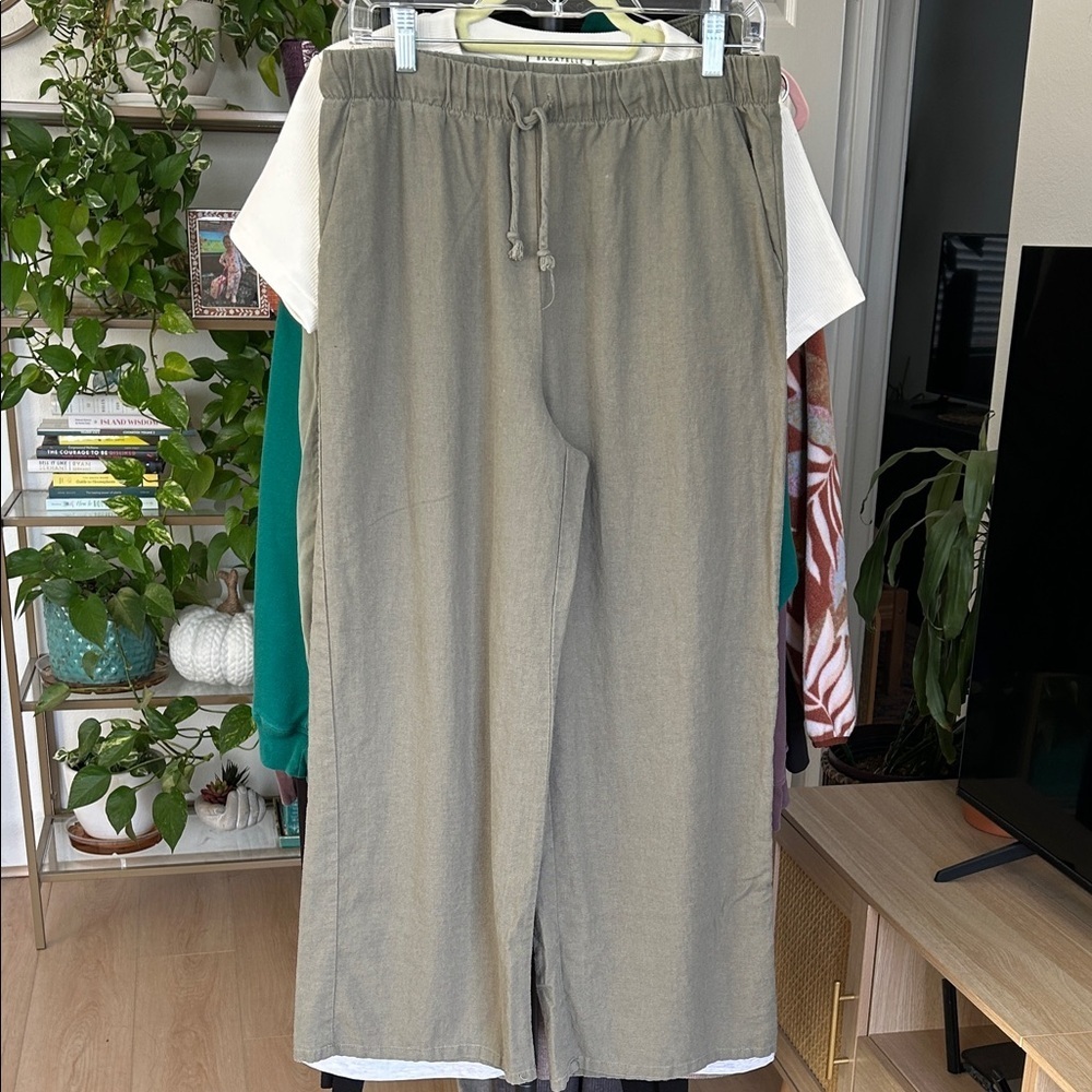 Ambiance Apparel Wide Leg pants. Size large.